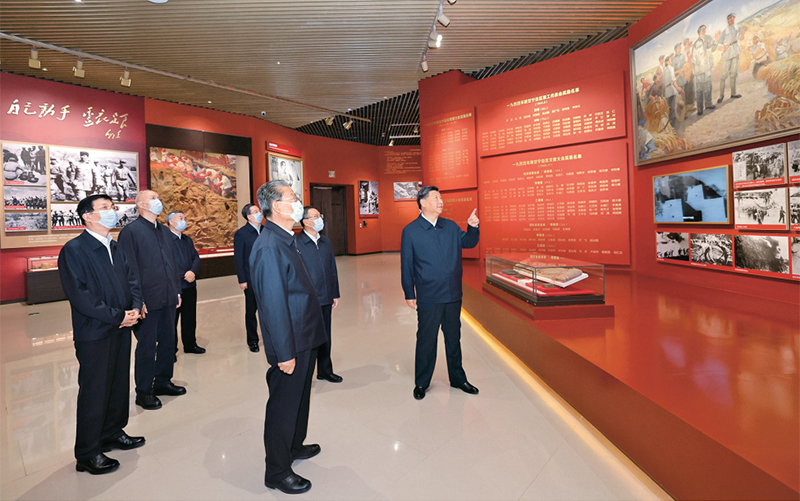 2022年10月27日，中共中央總書記、國家主席、中央軍委主席習近平帶領中共中央政治局常委李強、趙樂際、王滬寧、蔡奇、丁薛祥、李希，瞻仰延安革命紀念地。這是習近平等在延安革命紀念館，參觀《偉大歷程——中共中央在延安十三年歷史陳列》。 新華社記者 鞠鵬/攝